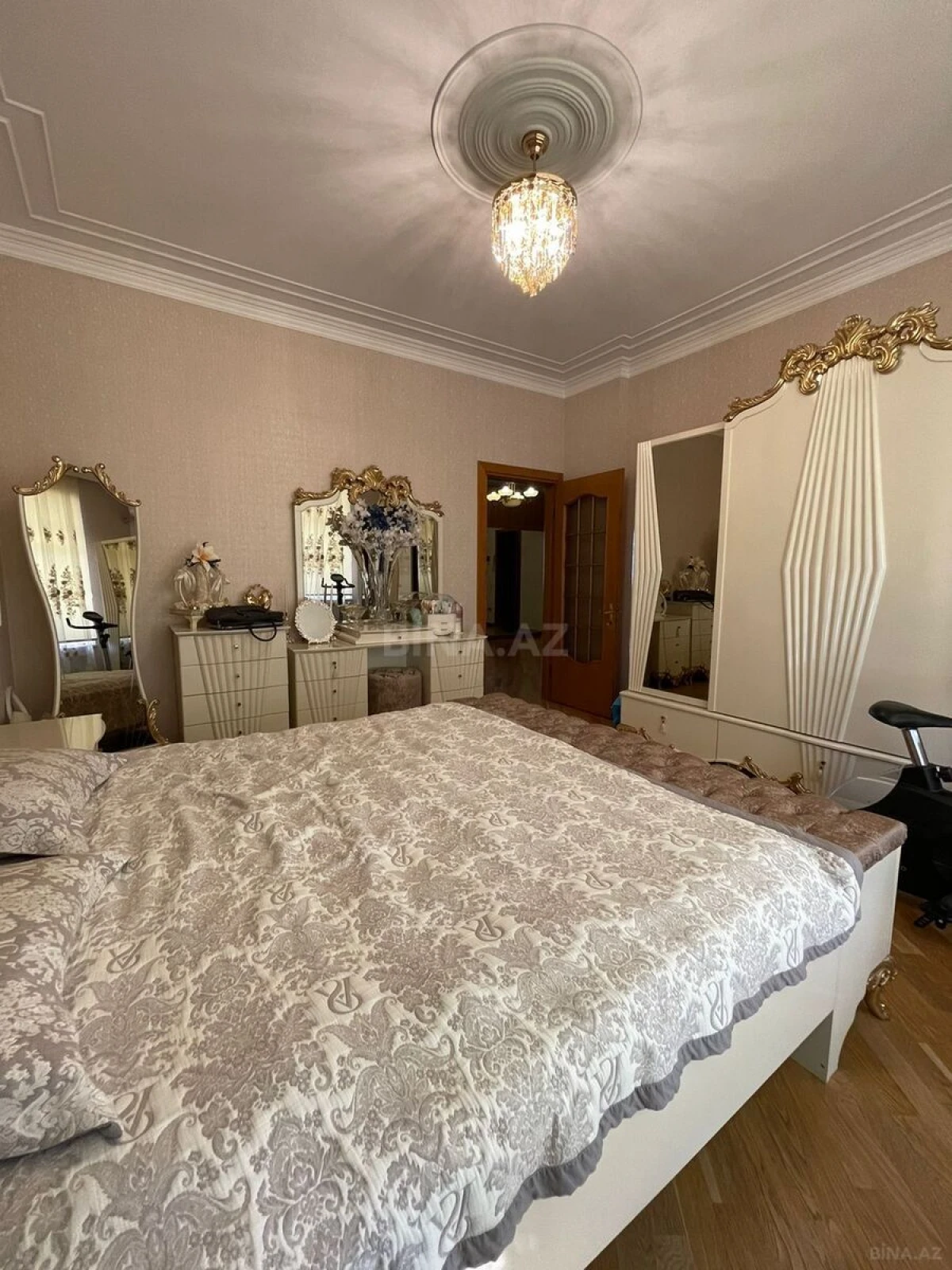 Satılır 3 otaqlı mənzil 145 m²