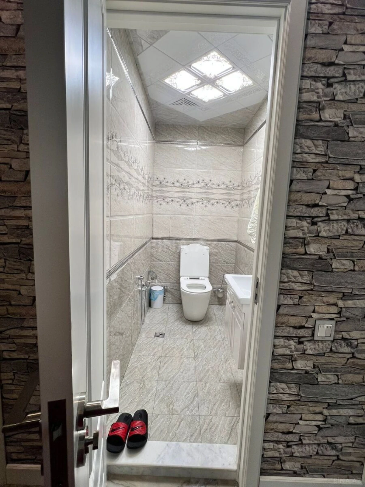 Satılır 3 otaqlı mənzil 135 m²