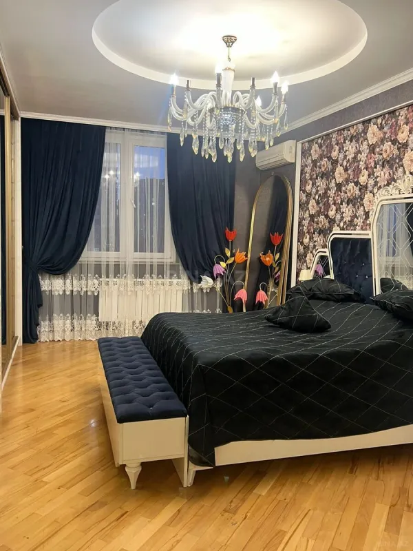 Satılır 3 otaqlı mənzil 135 m²