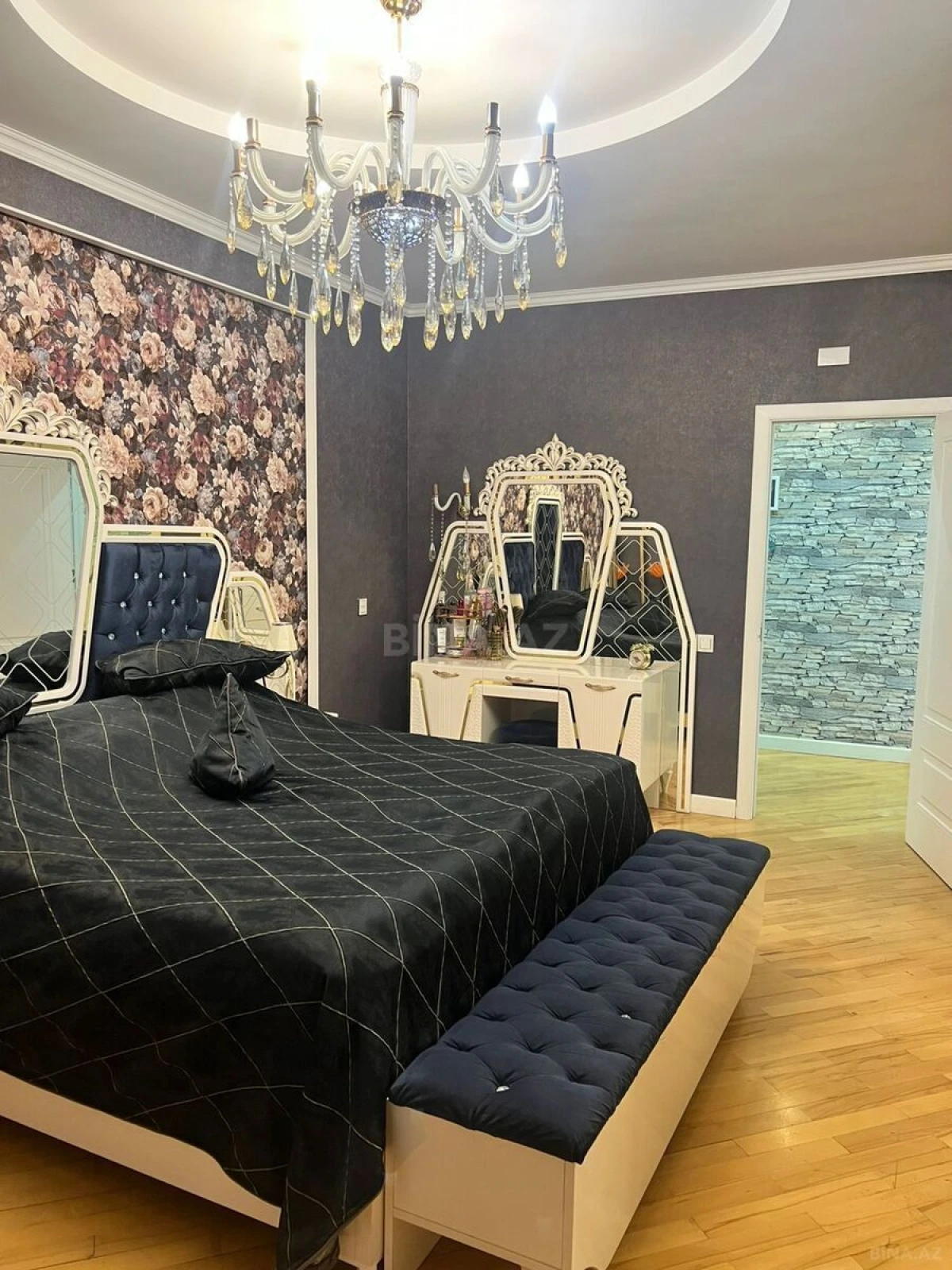 Satılır 3 otaqlı mənzil 135 m²