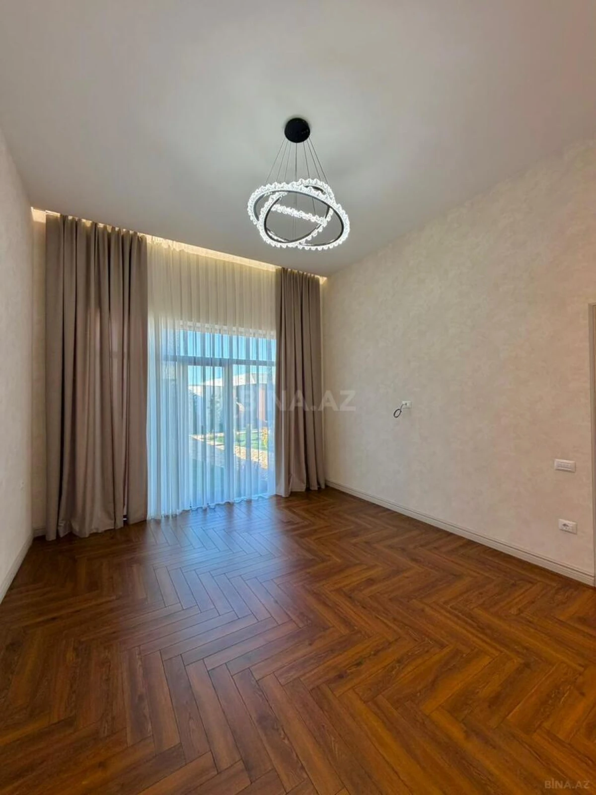 Satılır 5 otaqlı həyət evi 250 m²