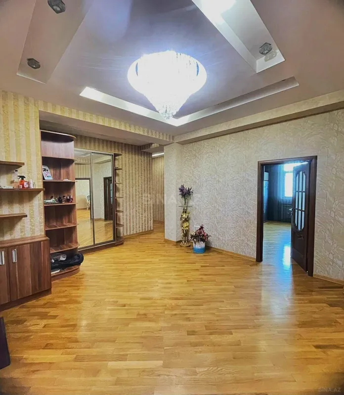 Satılır 4 otaqlı mənzil 170 m²