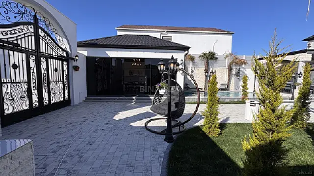 Satılır 5 otaqlı həyət evi 250 m²