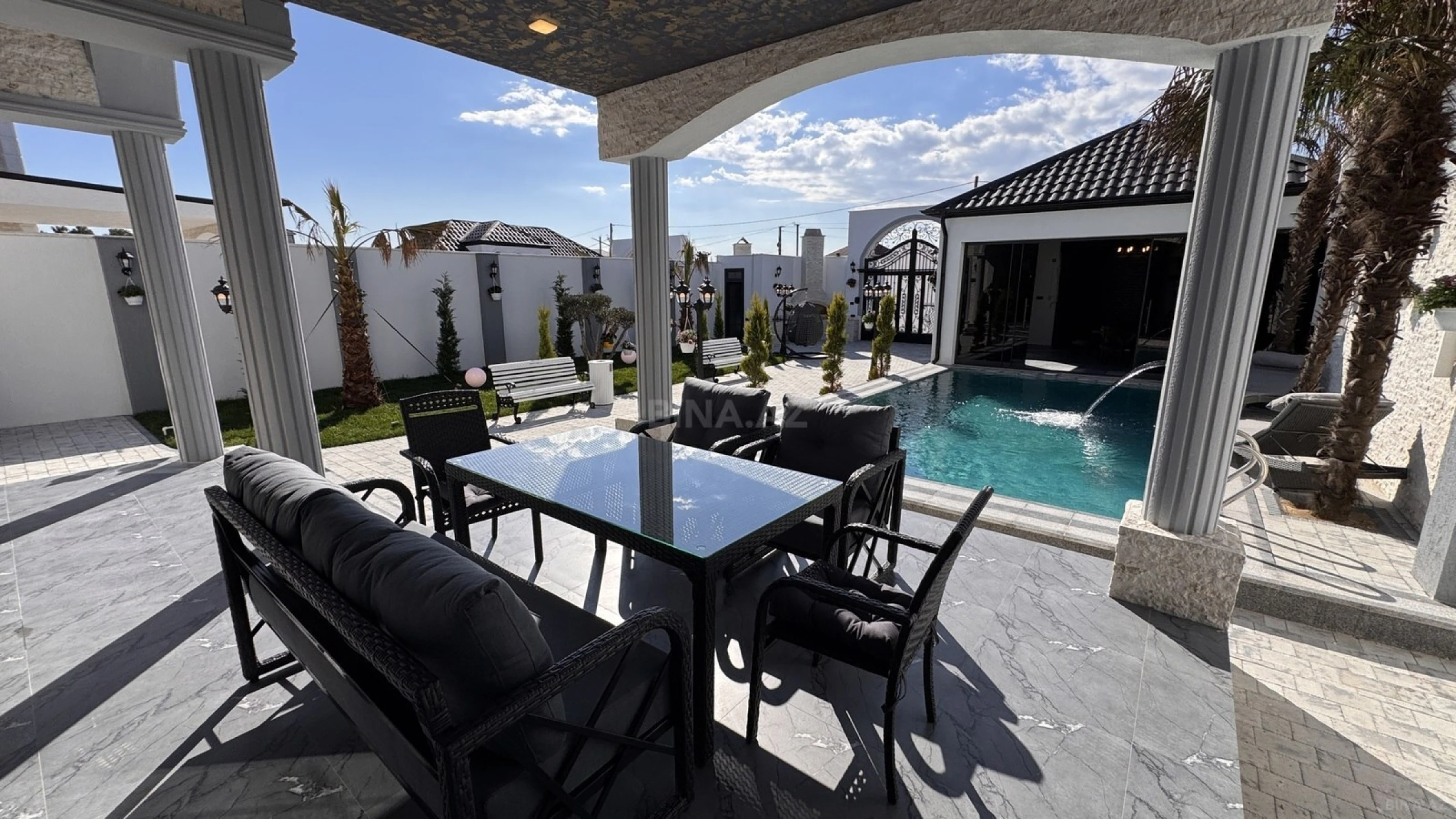 Satılır 5 otaqlı həyət evi 250 m²