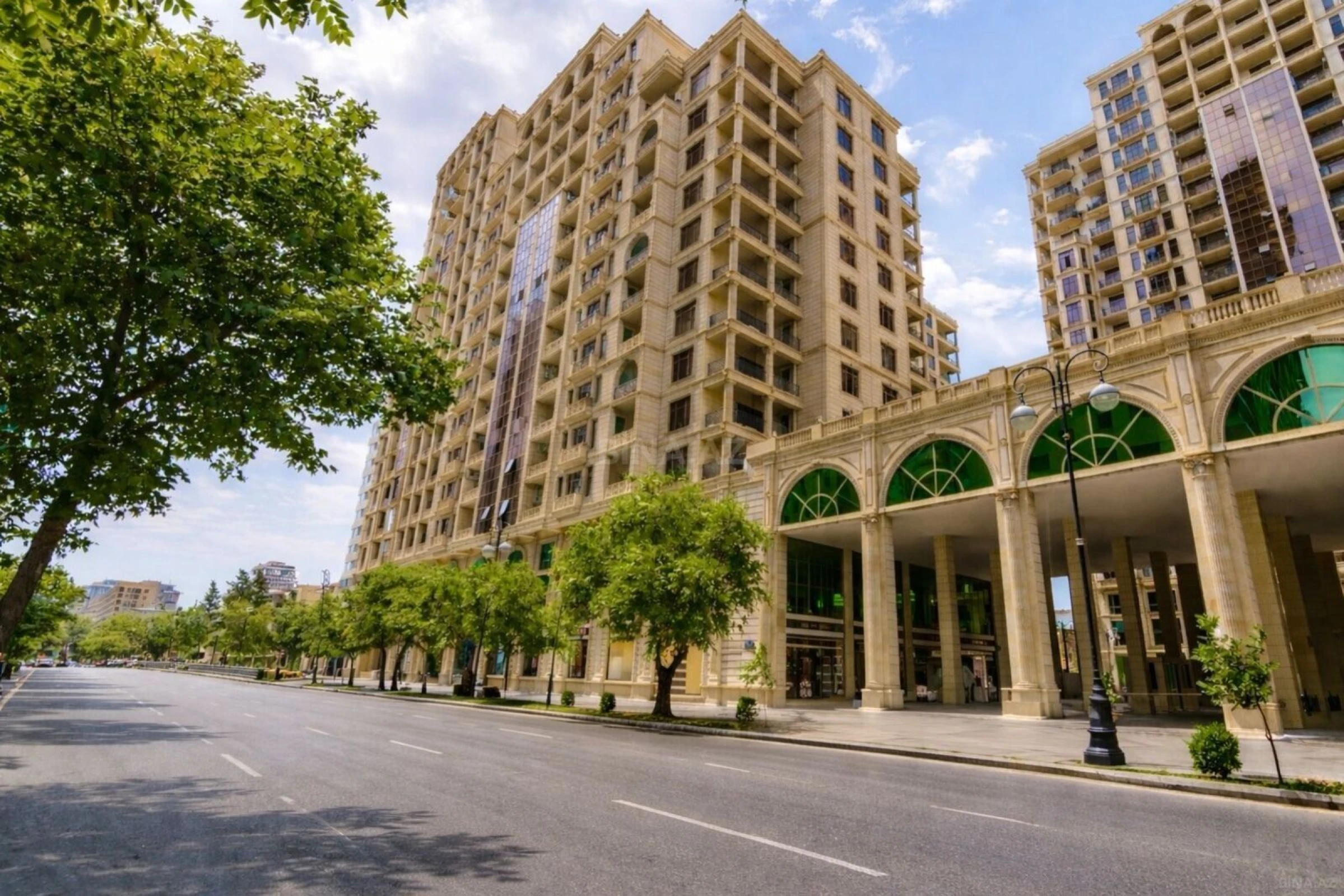 Satılır 4 otaqlı mənzil 210 m²