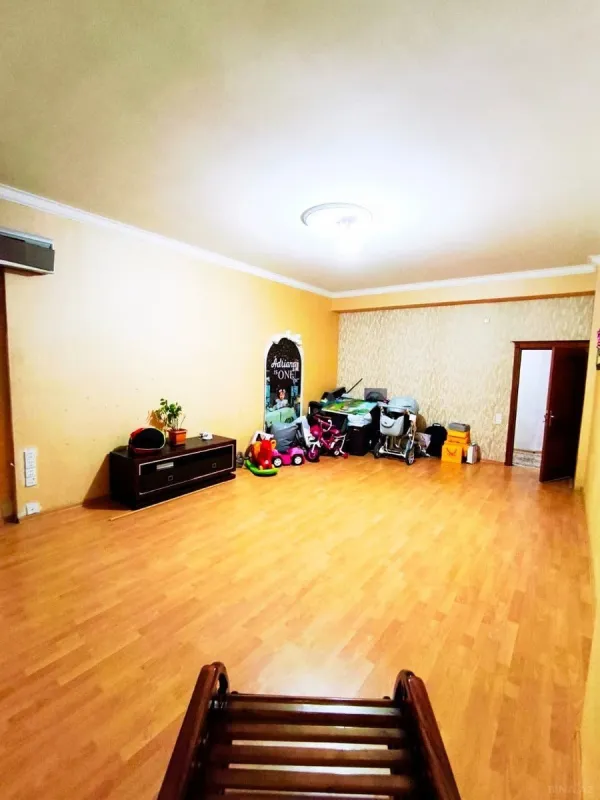 Satılır 3 otaqlı mənzil 145 m²