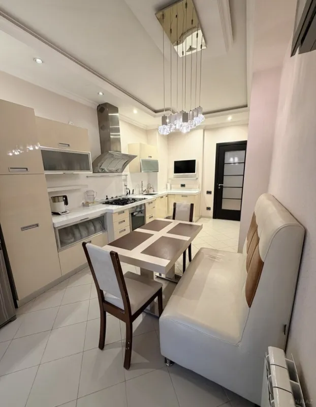 Satılır 4 otaqlı mənzil 147 m²