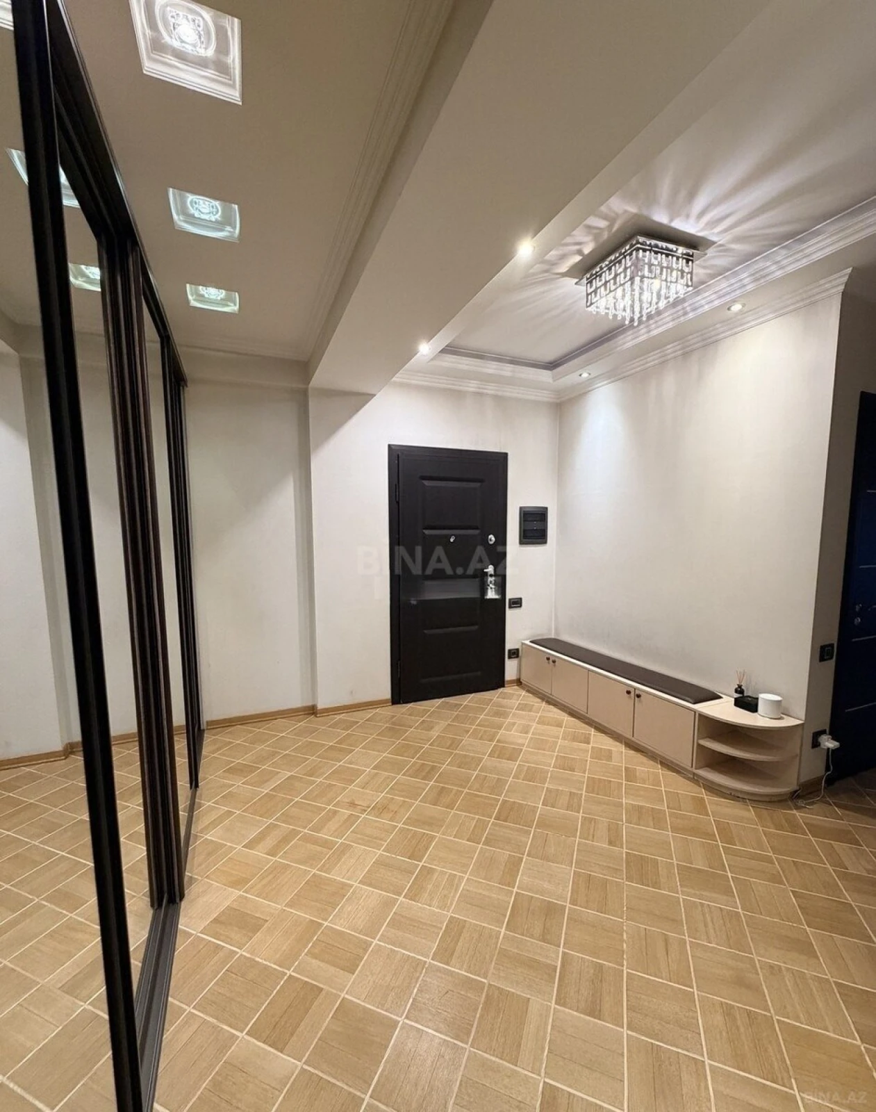 Satılır 4 otaqlı mənzil 147 m²
