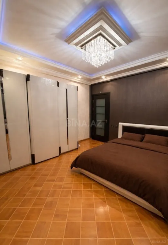 Satılır 4 otaqlı mənzil 147 m²