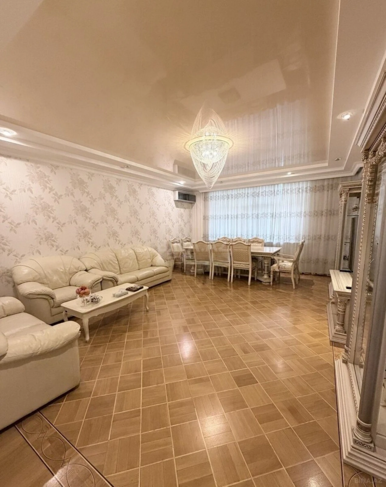 Satılır 4 otaqlı mənzil 147 m²