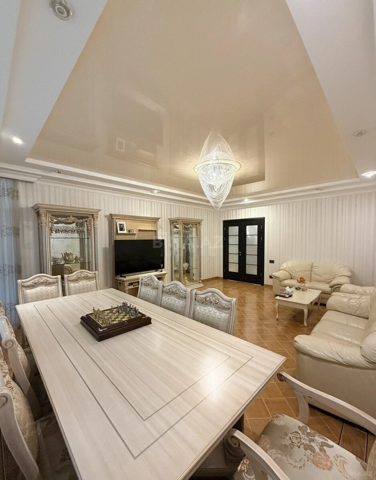 Satılır 4 otaqlı mənzil 147 m²