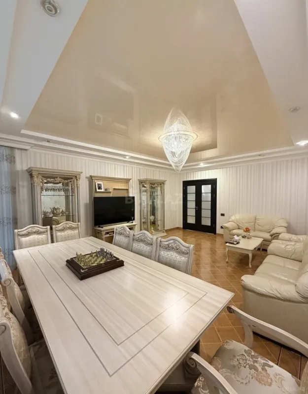 Satılır 4 otaqlı mənzil 147 m²