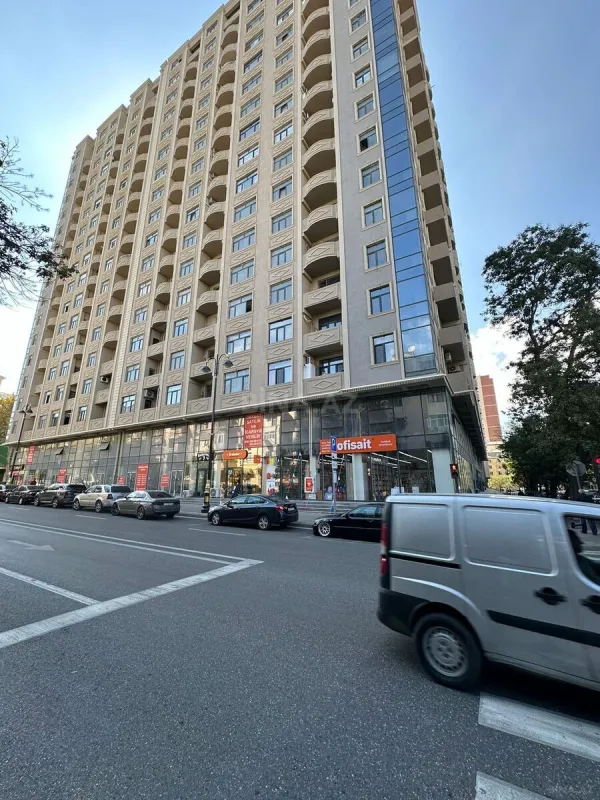 Satılır 3 otaqlı mənzil 141 m²