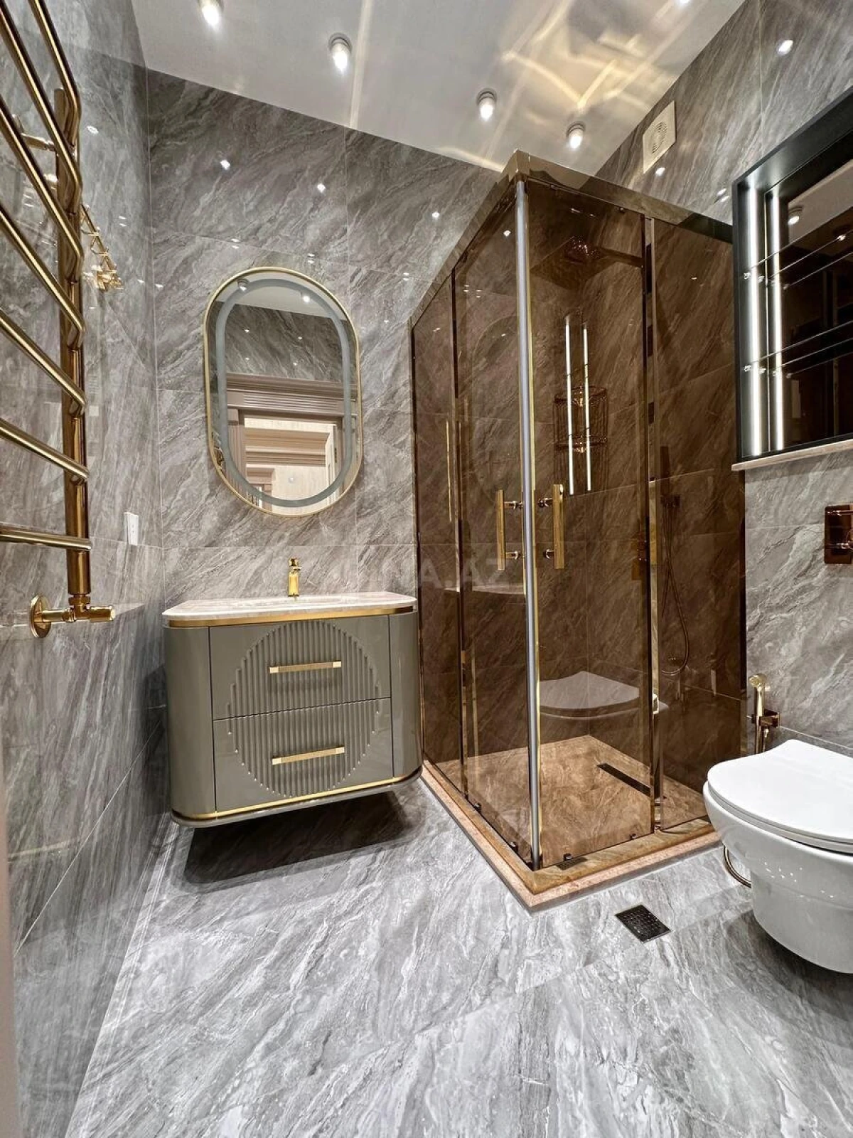 Satılır 4 otaqlı mənzil 195 m²