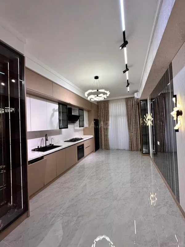 Satılır 4 otaqlı mənzil 195 m²