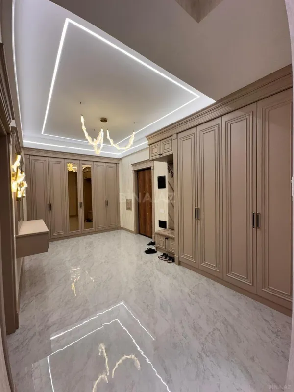 Satılır 4 otaqlı mənzil 195 m²