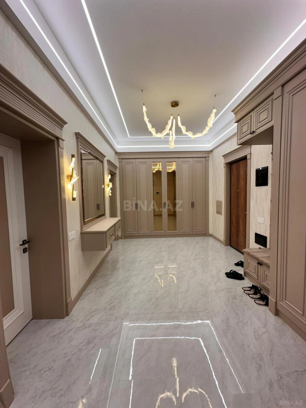 Satılır 4 otaqlı mənzil 195 m²