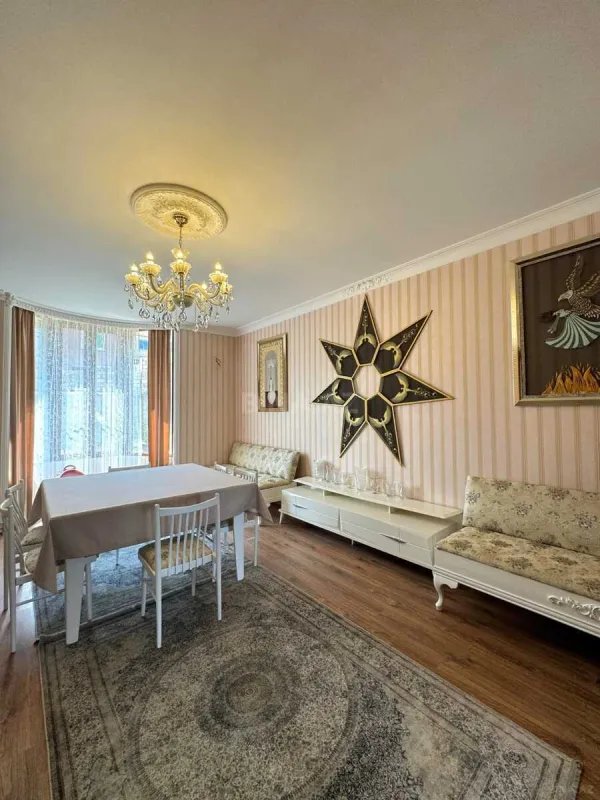 Satılır 9 otaqlı həyət evi 250 m²