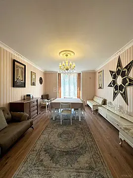 Satılır 9 otaqlı həyət evi 250 m²