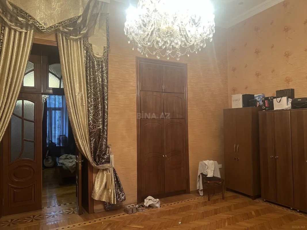 Satılır 9 otaqlı mənzil 350 m²