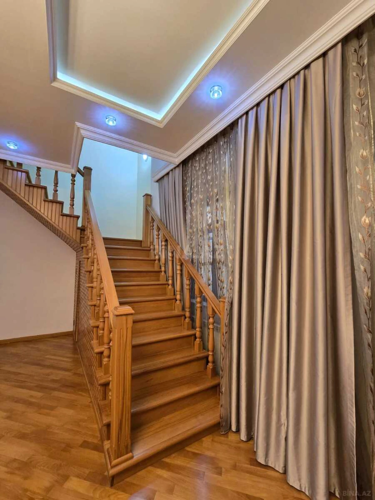 Satılır 7 otaqlı həyət evi 235 m²