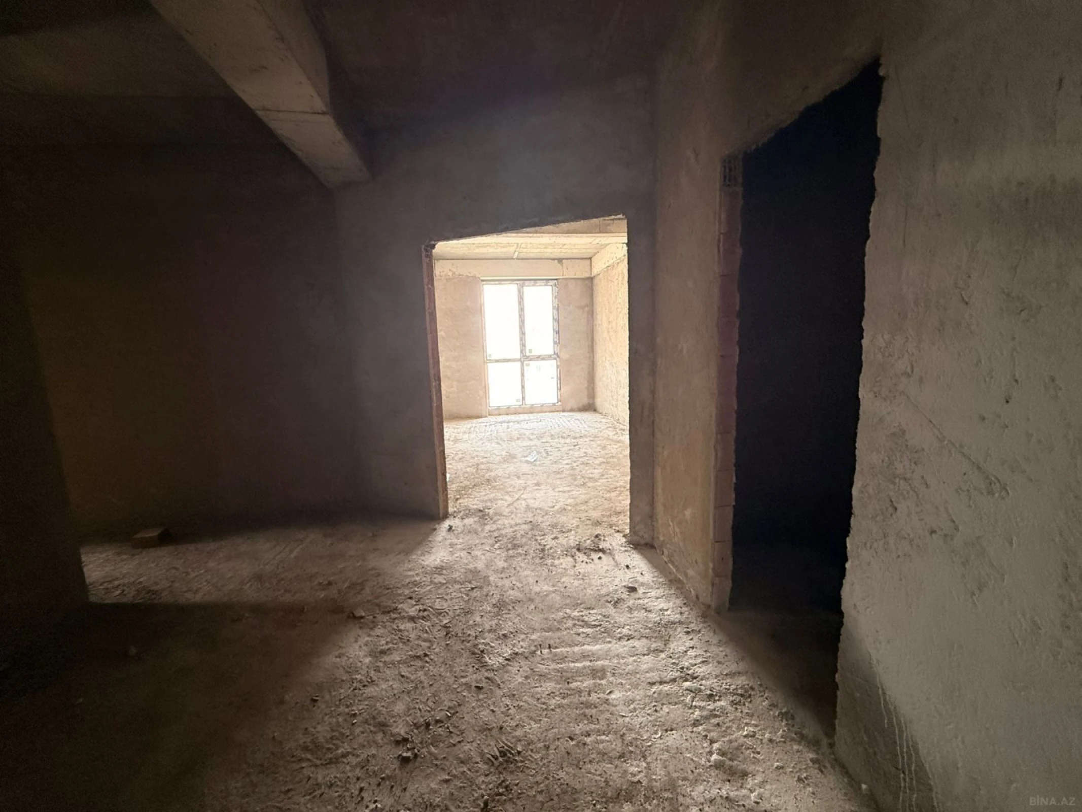 Satılır 4 otaqlı mənzil 180 m²