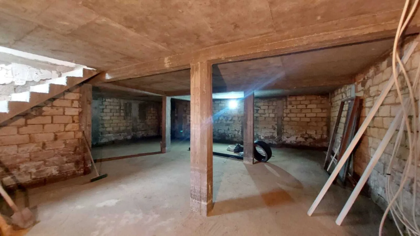 Satılır 8 otaqlı həyət evi 250 m²