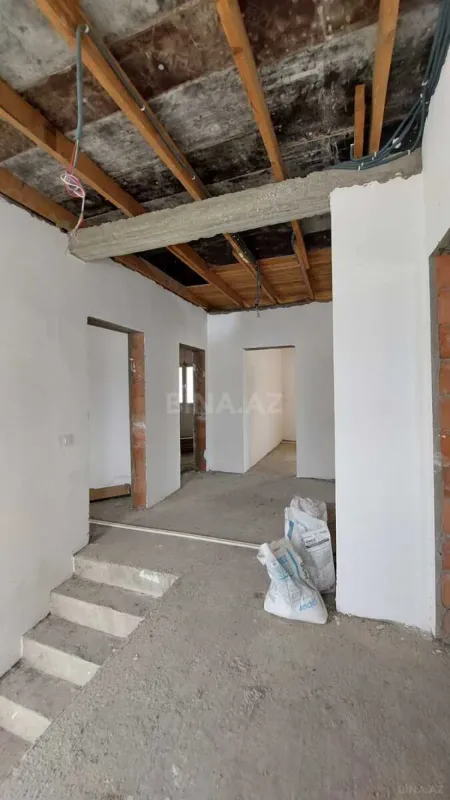 Satılır 8 otaqlı həyət evi 250 m²