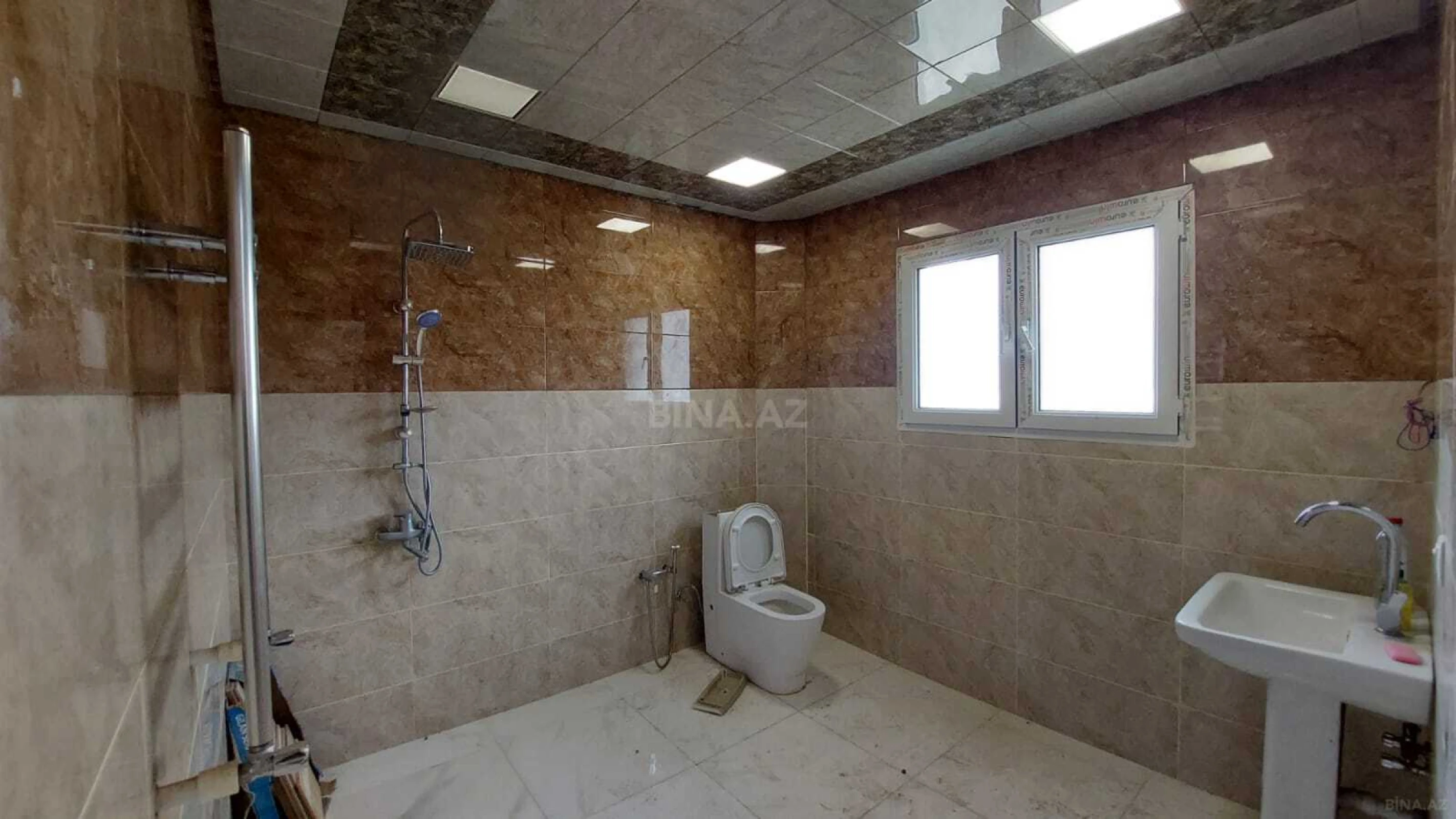 Satılır 8 otaqlı həyət evi 250 m²