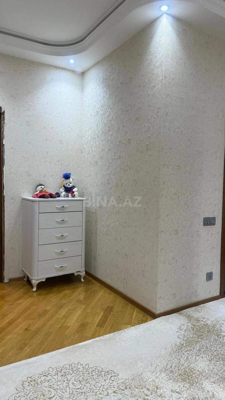 Satılır 3 otaqlı mənzil 135 m²