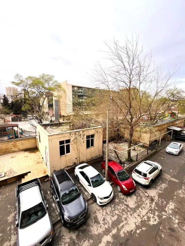 Satılır 4 otaqlı mənzil 110 m²