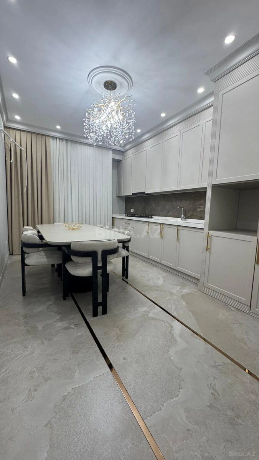 Kirayə verilir 3 otaqlı mənzil 151 m²