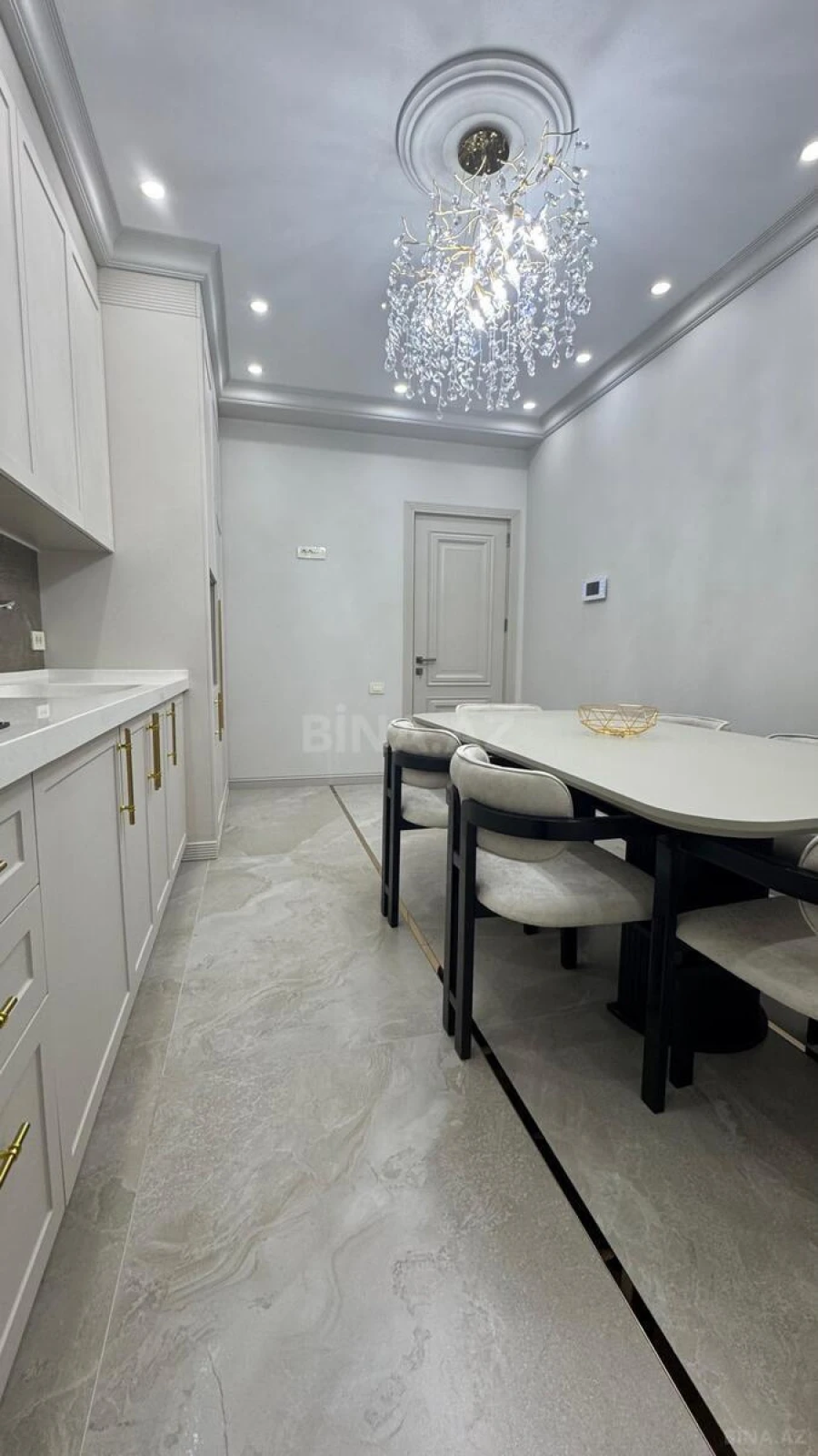 Kirayə verilir 3 otaqlı mənzil 151 m²