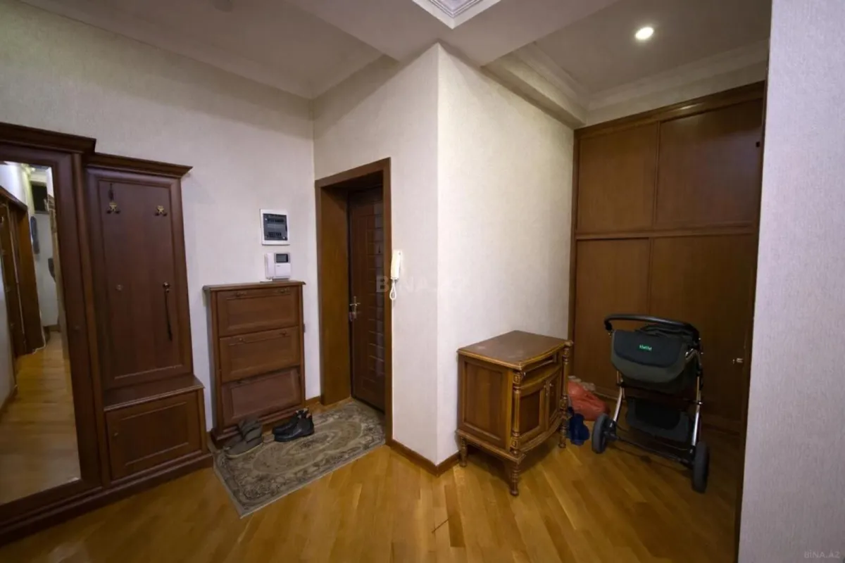 Satılır 4 otaqlı mənzil 145 m²