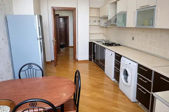 Satılır 4 otaqlı mənzil 145 m²