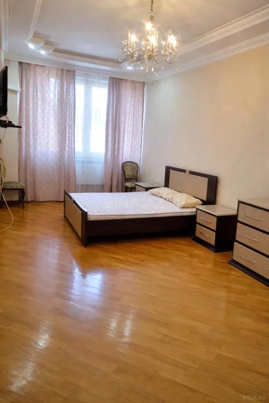 Satılır 4 otaqlı mənzil 145 m²