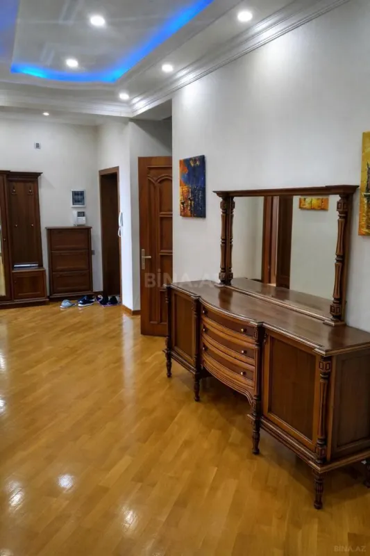 Satılır 4 otaqlı mənzil 145 m²