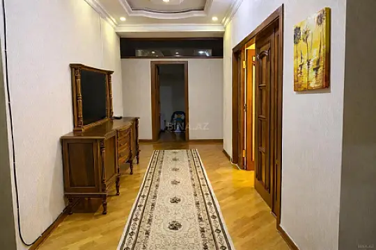 Satılır 4 otaqlı mənzil 145 m²
