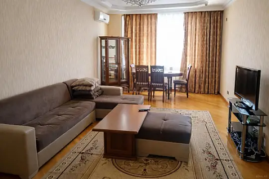 Satılır 4 otaqlı mənzil 145 m²