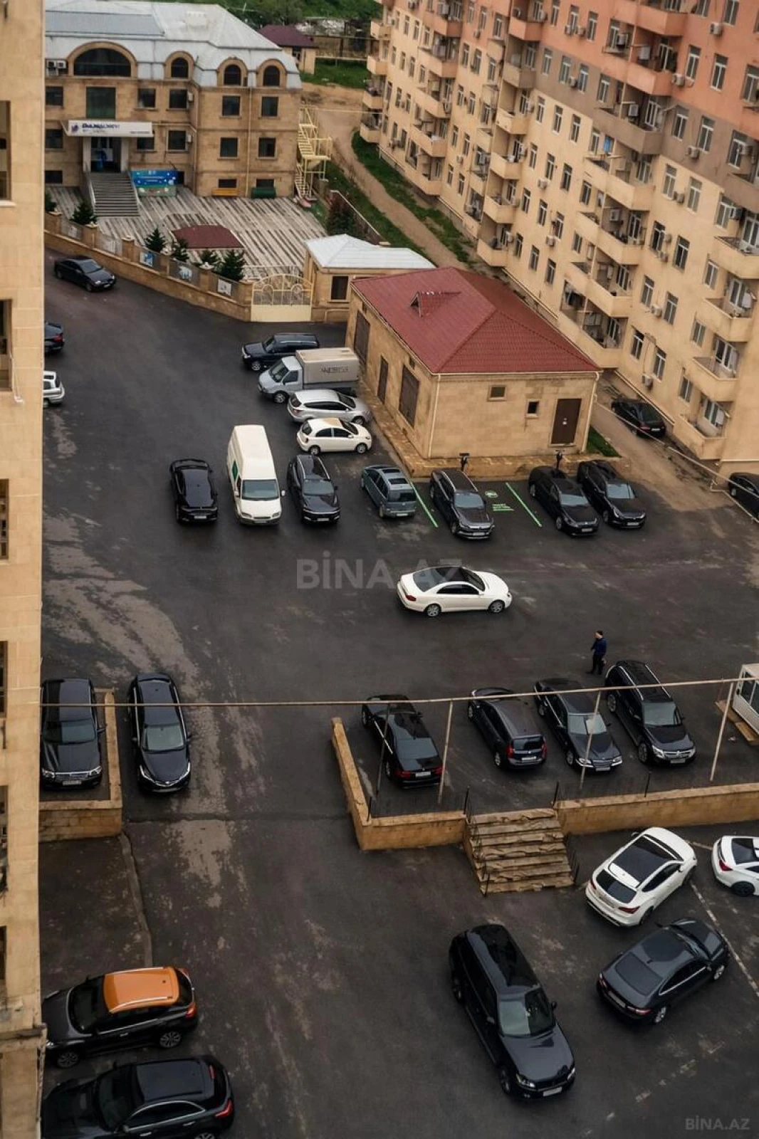 Satılır 4 otaqlı mənzil 136 m²