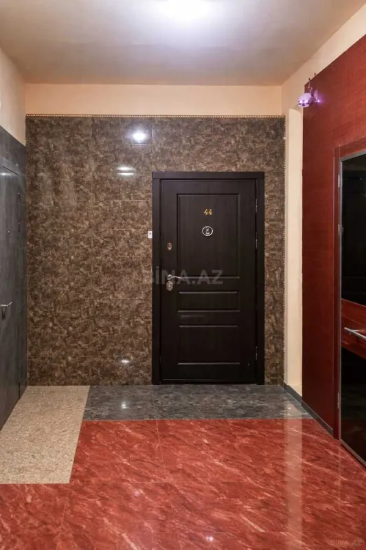 Satılır 4 otaqlı mənzil 136 m²