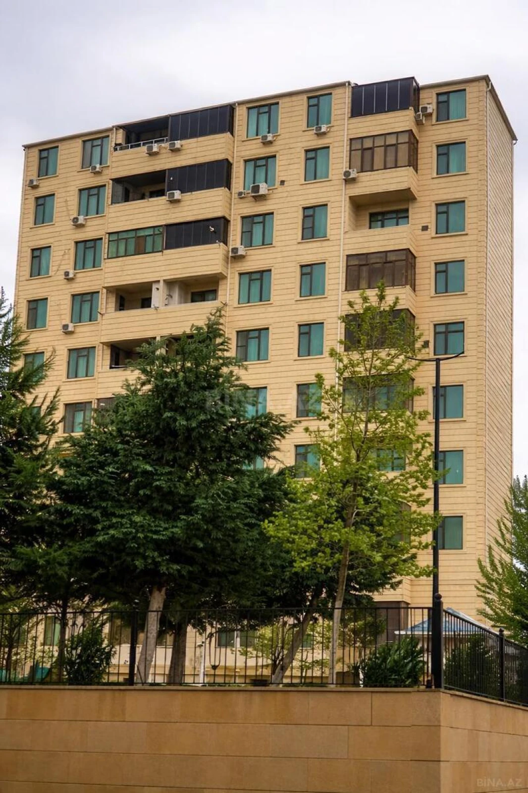 Satılır 4 otaqlı mənzil 136 m²