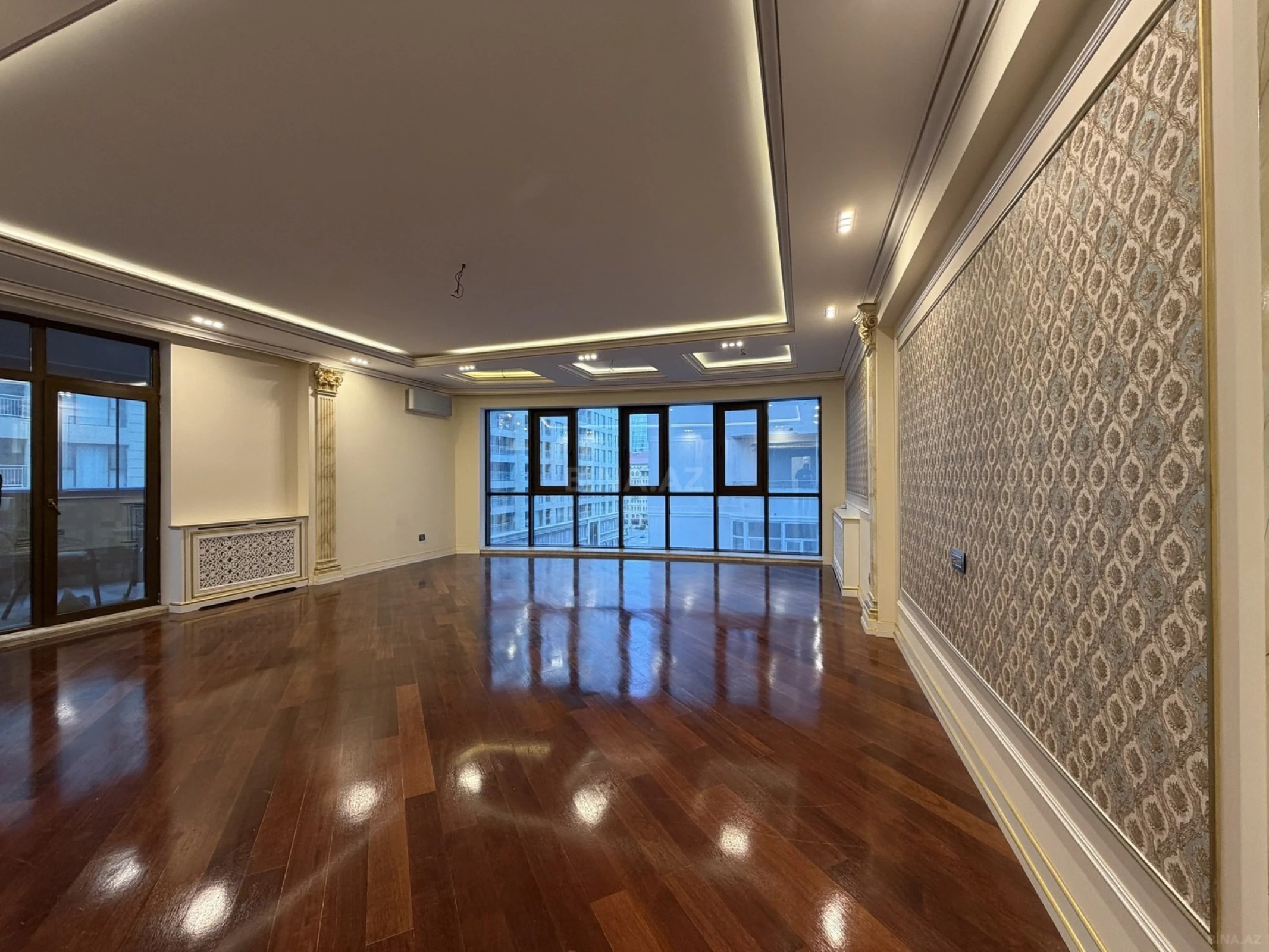 Satılır 4 otaqlı mənzil 215 m²