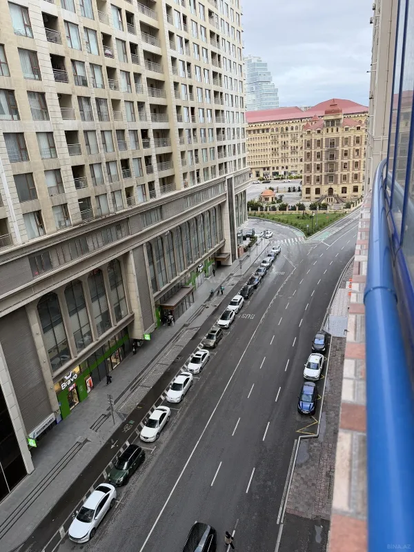 Satılır 4 otaqlı mənzil 215 m²