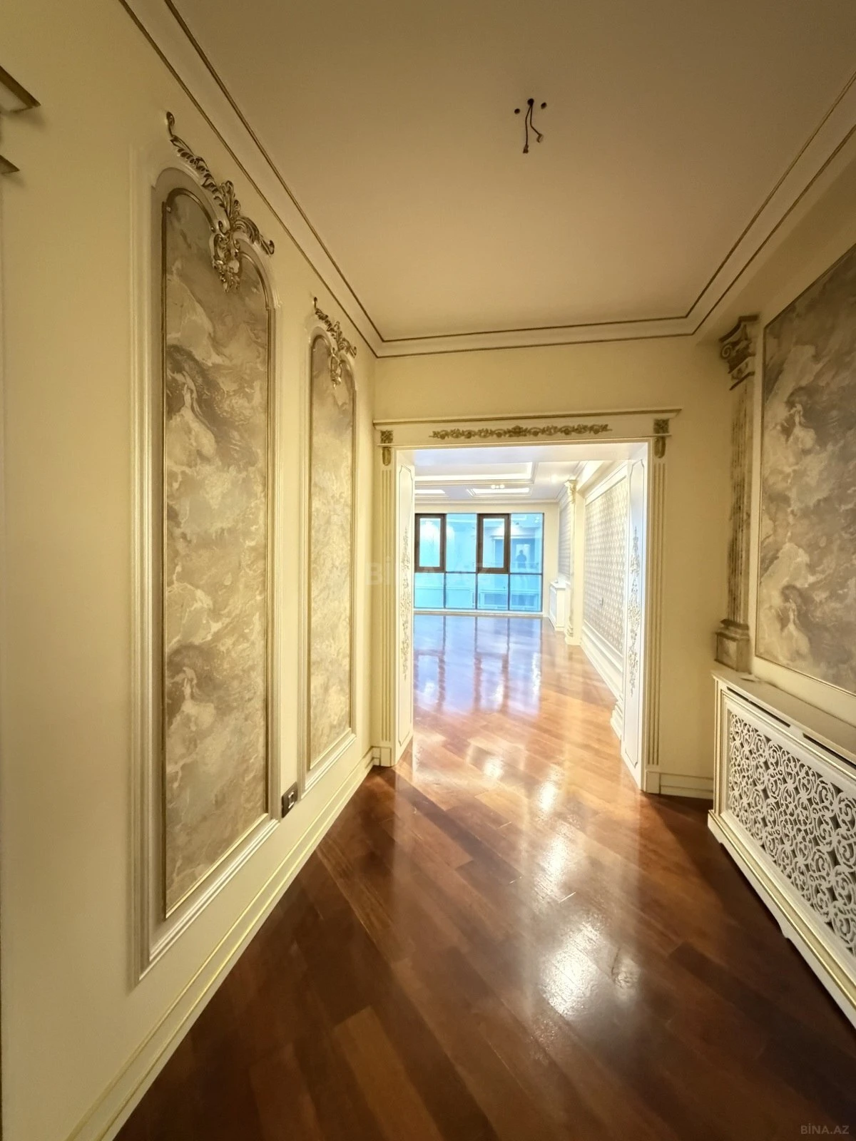 Satılır 4 otaqlı mənzil 215 m²