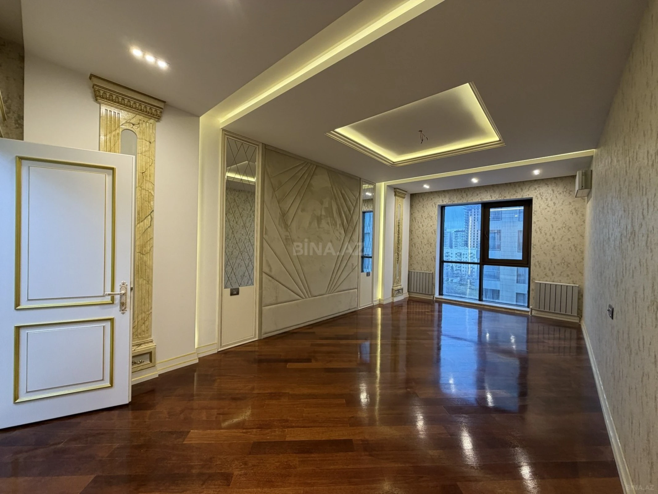 Satılır 4 otaqlı mənzil 215 m²