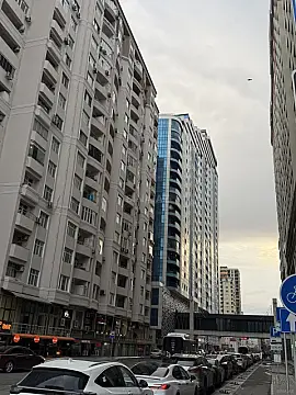 Satılır 4 otaqlı mənzil 215 m²
