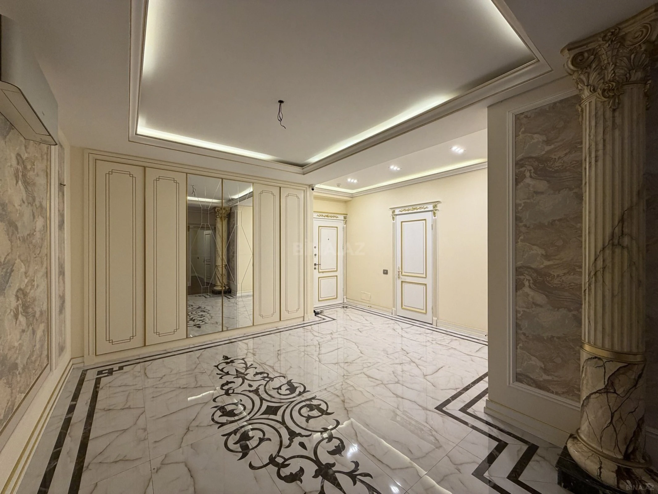 Satılır 4 otaqlı mənzil 215 m²
