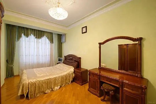 Satılır 3 otaqlı mənzil 170 m²