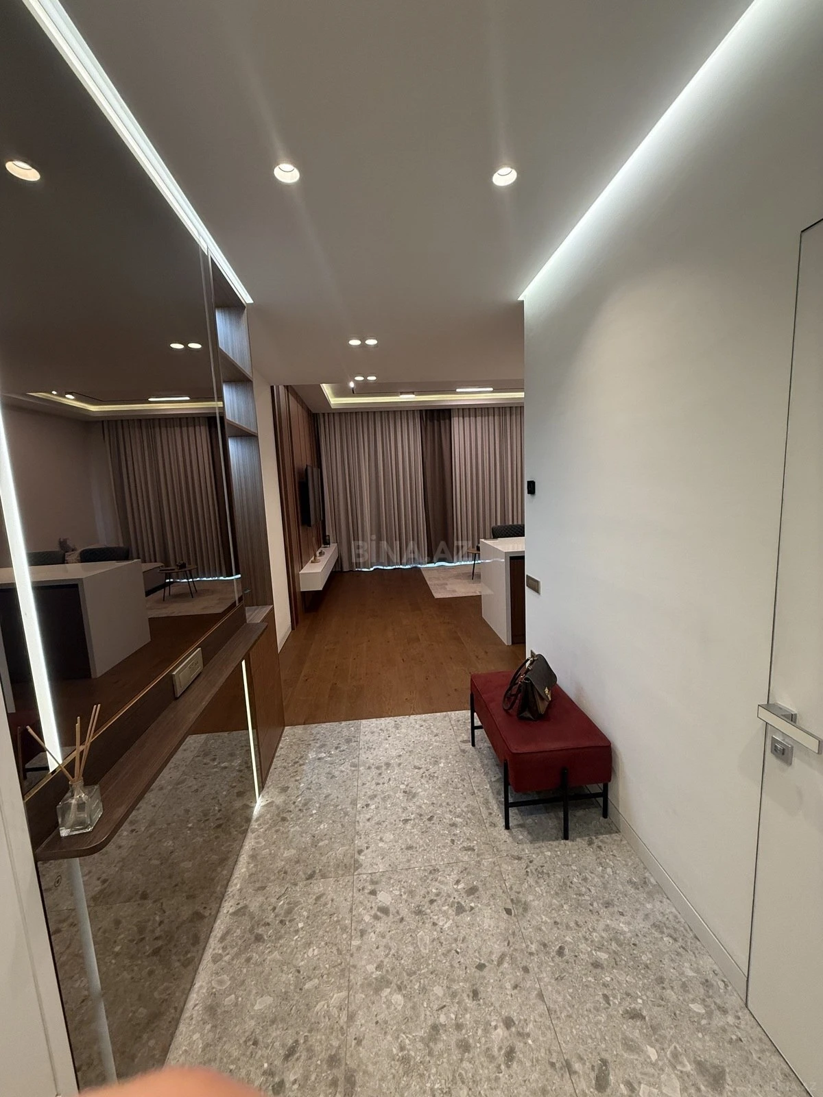 Satılır 3 otaqlı mənzil 93 m²